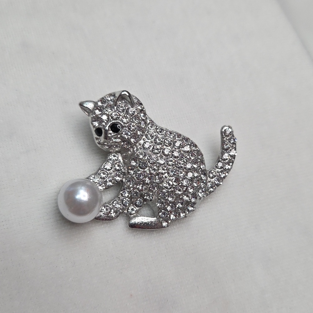 Women's Silver Cat With Ball Pearl Brooch Retro Style Pin Rhinestones Elegant - Picture 3 of 5